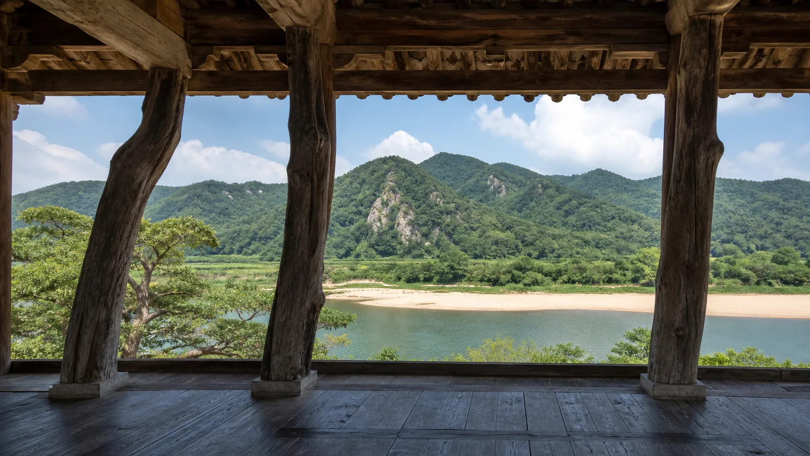 병산서원 만대루의 자연스러운 나무 기둥 사이로 낙동강과 초록 병산이 보이는 풍경