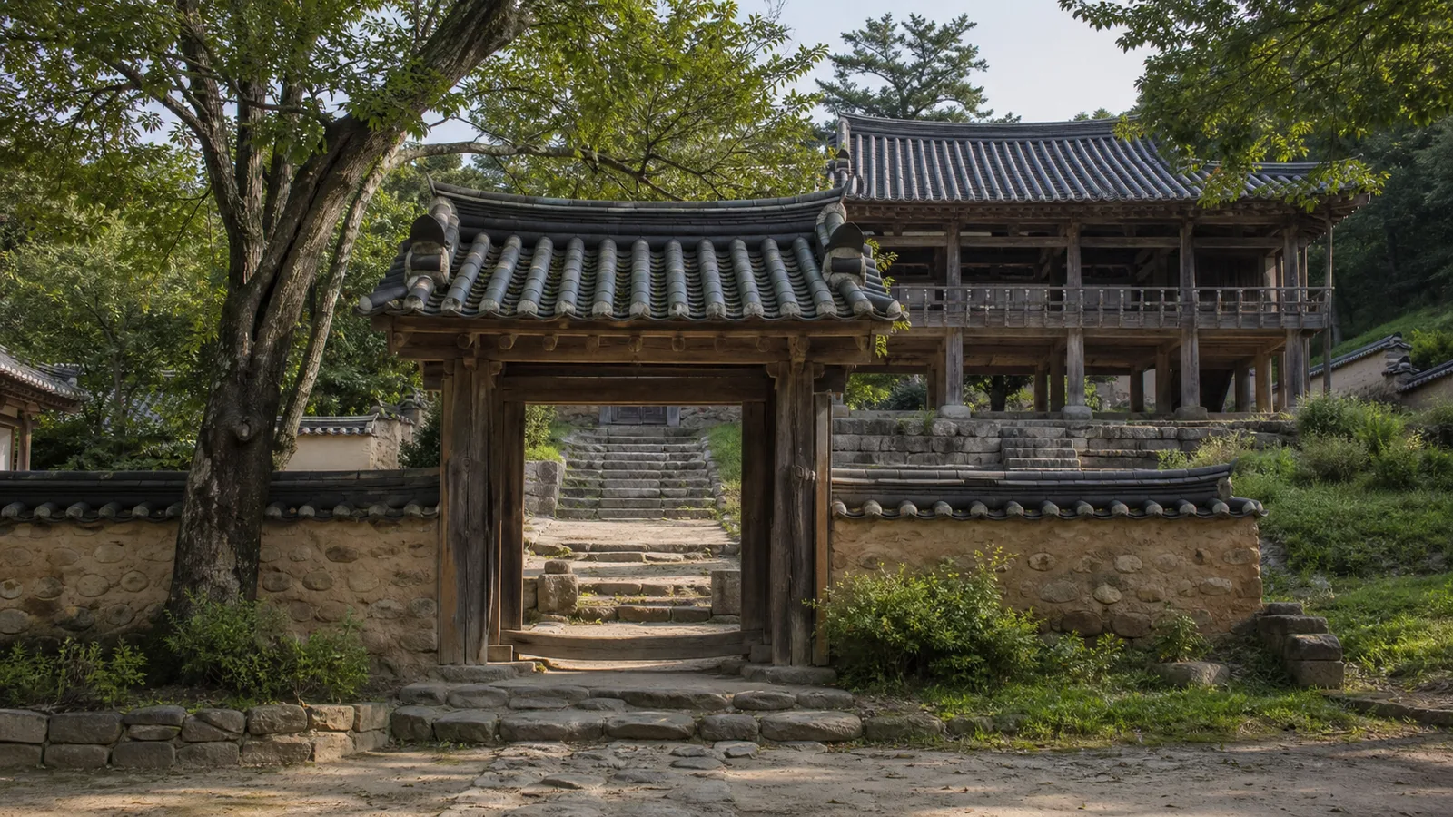 돌길과 낮은 문을 지나 만대루로 이어지는 안동 병산서원 진입 공간