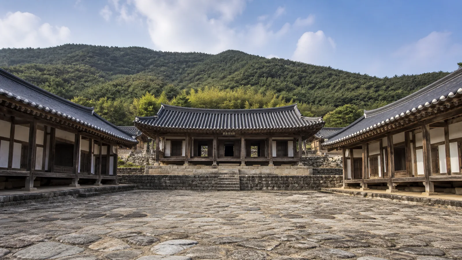 입교당과 동재 서재가 돌마당을 둘러싼 병산서원 강학 공간