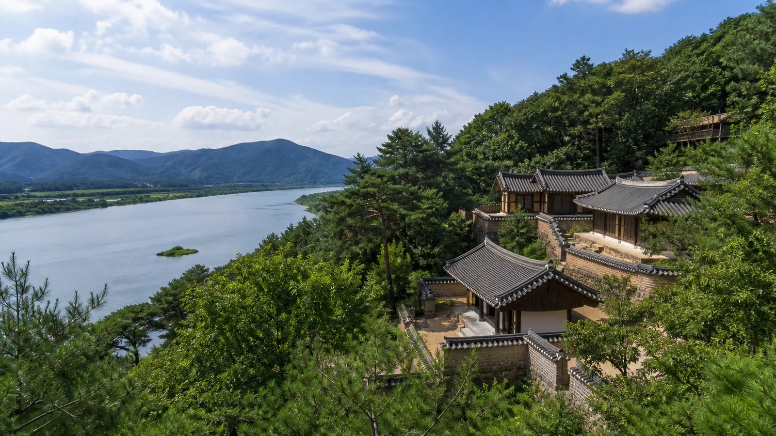 강과 산을 바라보는 비탈에 전통 건물이 자리한 안동 도산서원 여름 풍경