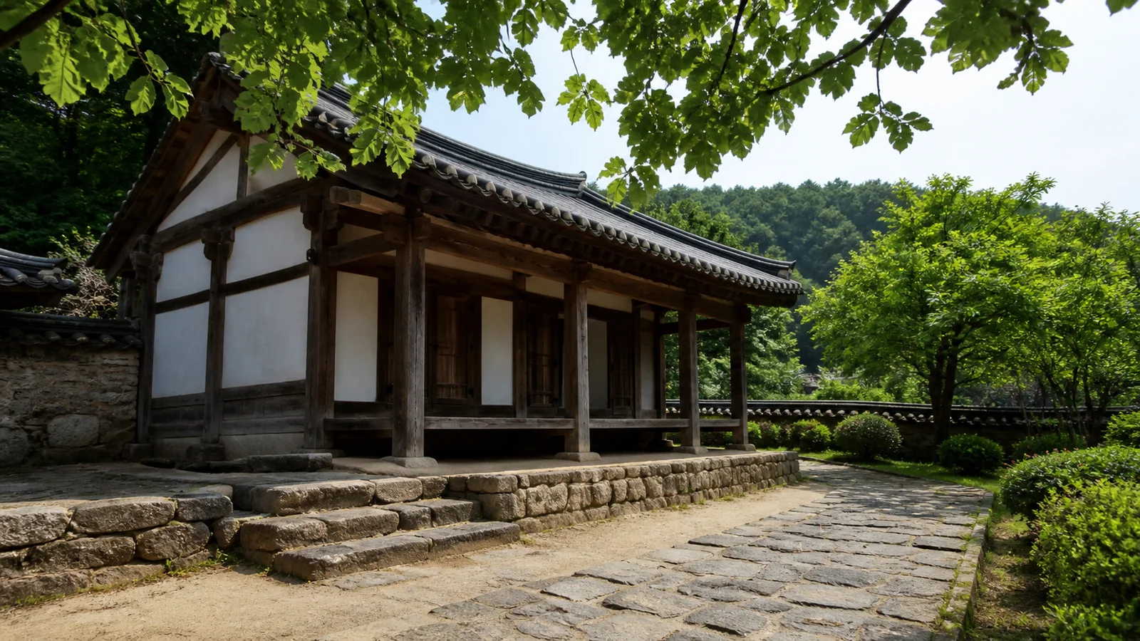 작은 마당과 정원이 어우러진 안동 도산서당의 단정한 목조 건물