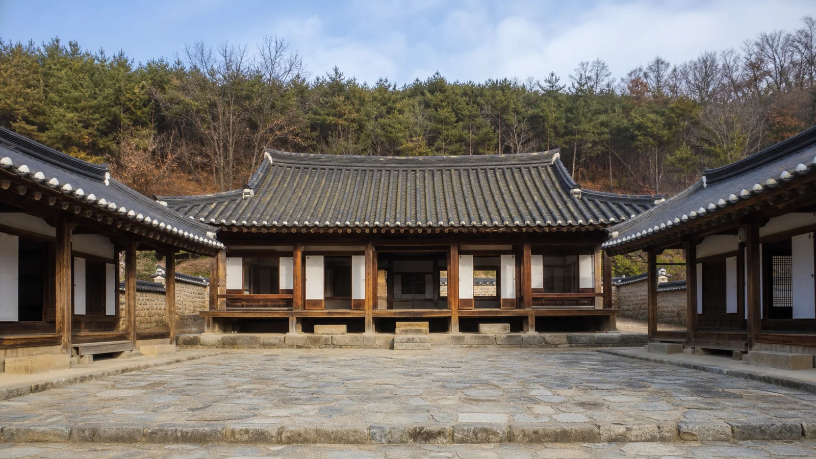 돌마당을 사이에 두고 목조 강당과 기와 건물이 마주한 도산서원 중심 공간