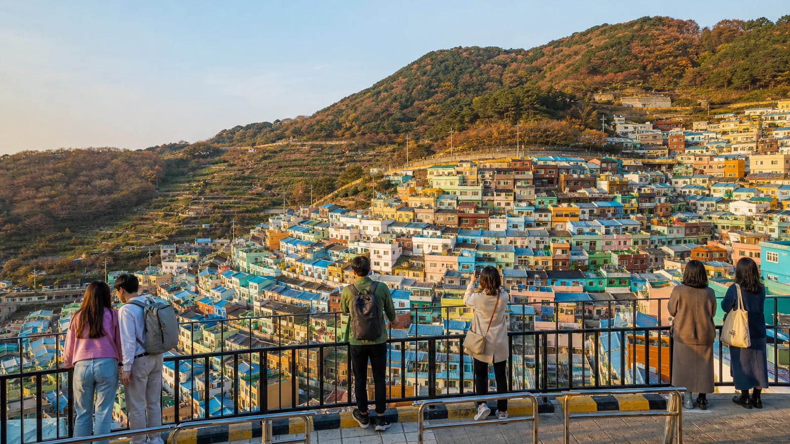 부산 산비탈을 따라 다채로운 집과 골목이 이어지는 감천문화마을