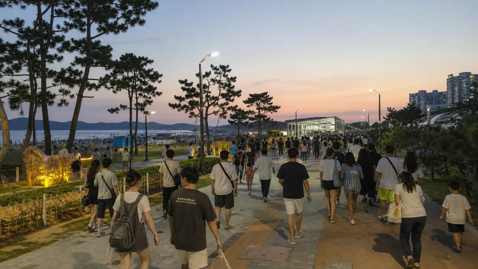 축제를 마친 방문객이 조명 산책로를 따라 지하철 방향으로 걷는 모습