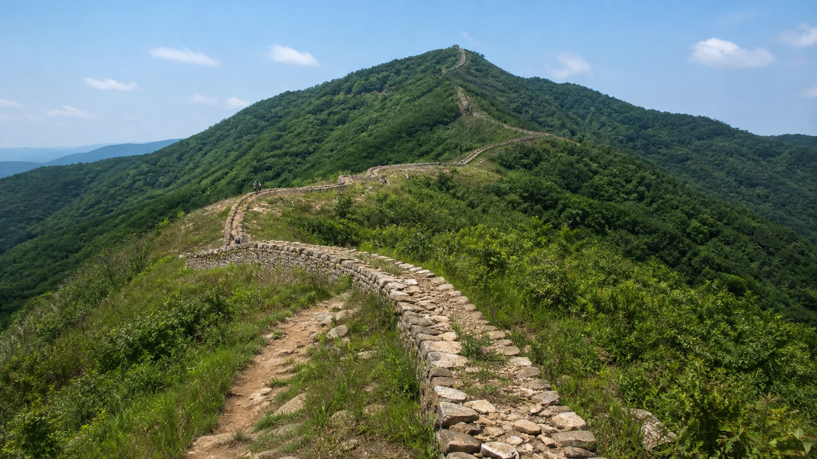 성흥산 능선을 따라 돌과 흙의 흔적이 이어지는 부여 가림성 길