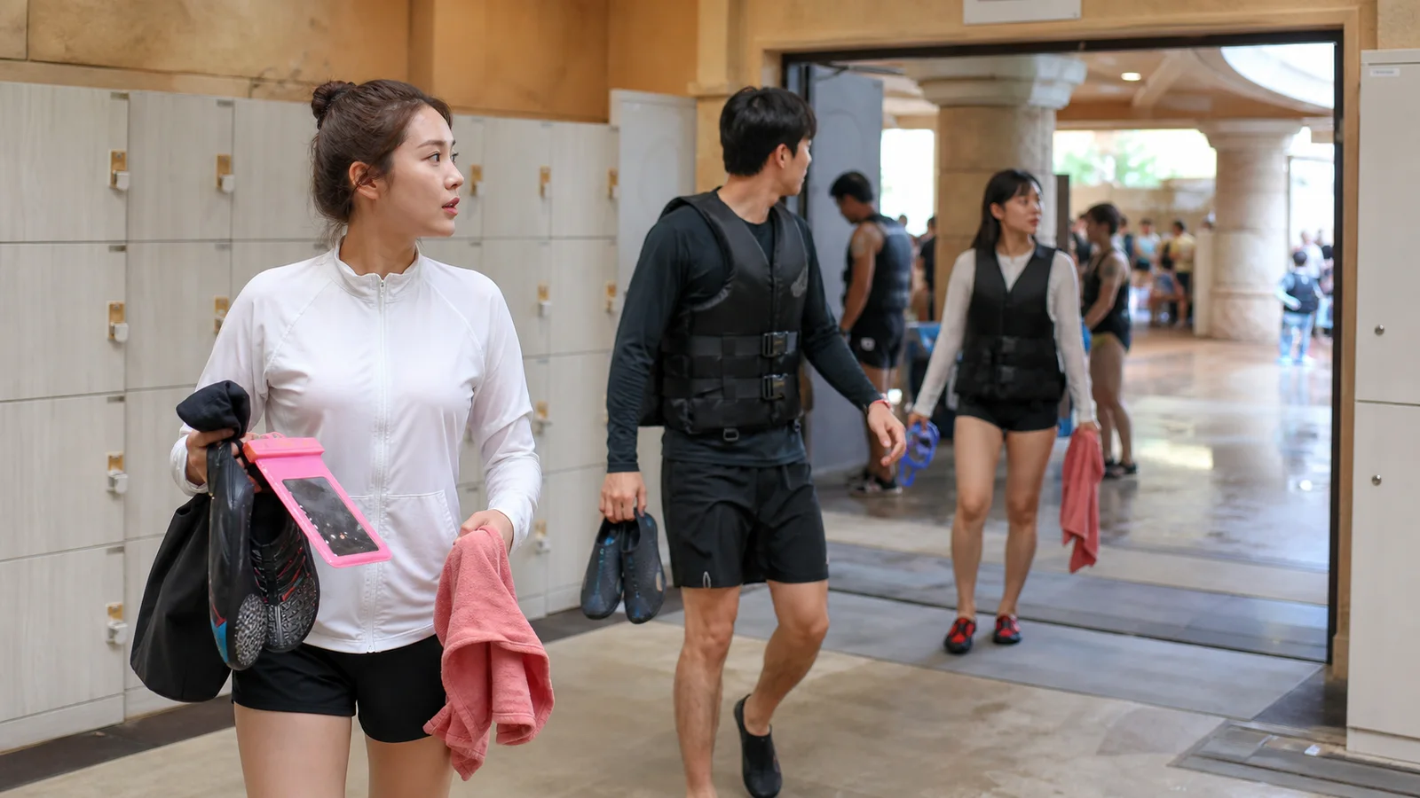 아쿠아슈즈와 방수용품을 챙기는 워터파크 준비 공간