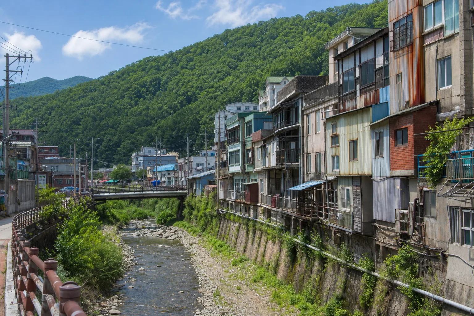 산과 철길 사이 하천을 따라 오래된 건물이 이어지는 철암탄광역사촌