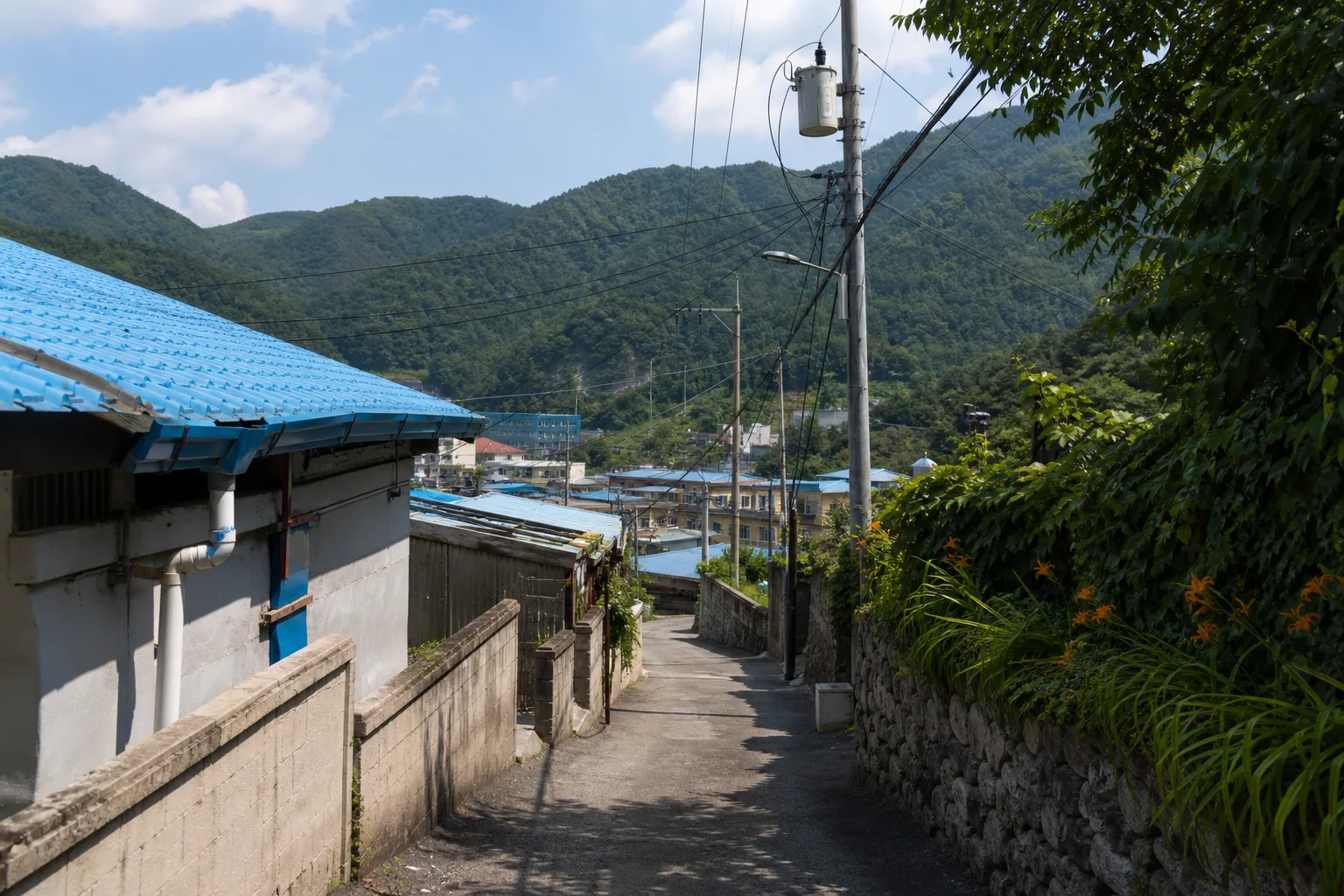 철암역과 탄광역사촌 주변 산동네를 잇는 조용한 골목길