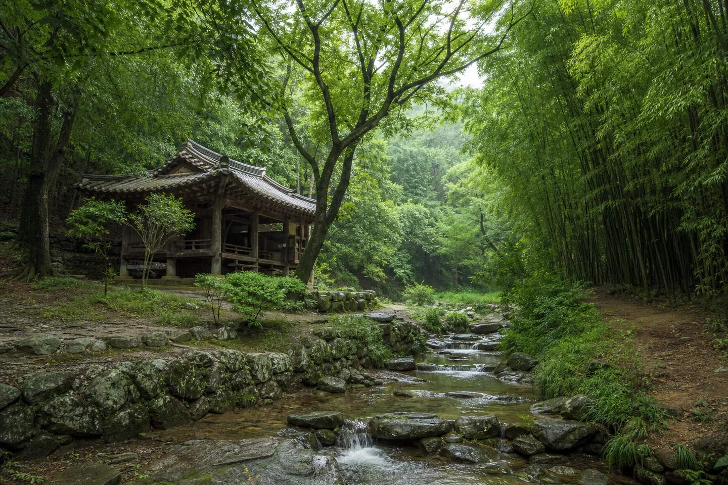 바위 계곡과 대숲 옆에 작은 목조 정자가 자리한 담양 소쇄원