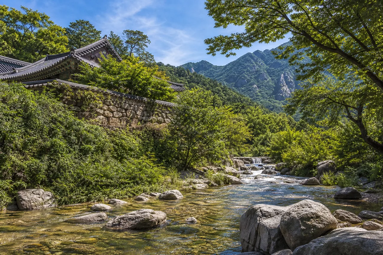 계룡산 바위 계류 위 숲 사이로 보이는 동학사 전각과 돌담
