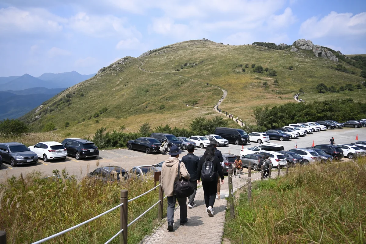 감악산 정상권 주차장과 꽃길로 이동하는 방문객