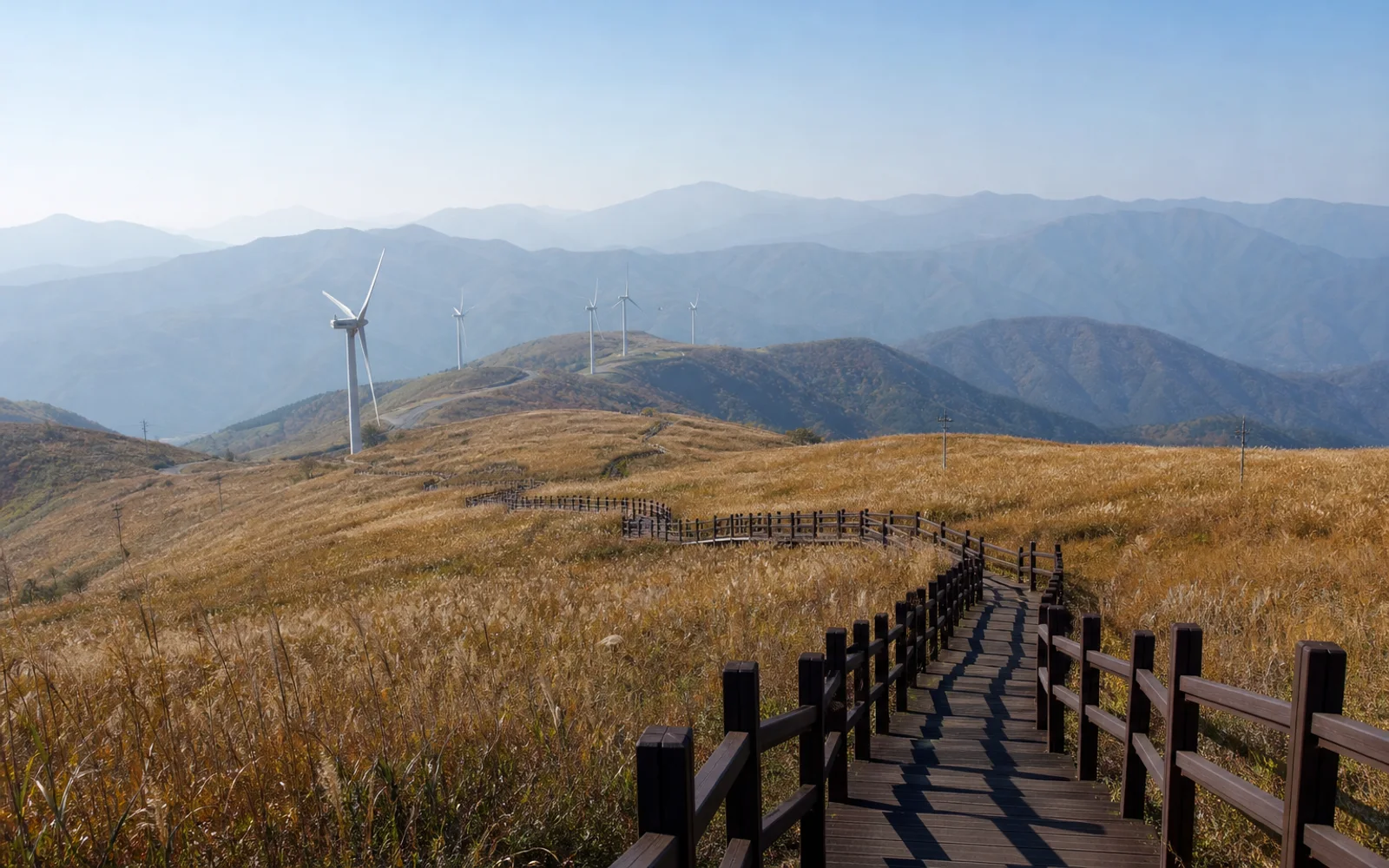 풍력발전기와 능선 전망이 펼쳐진 거창 감악산 별바람언덕 산책로