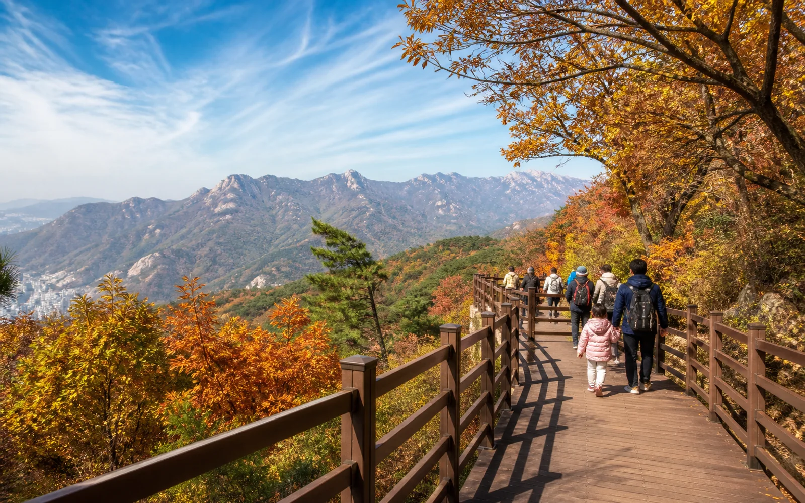 가을 산 능선을 바라보며 이어지는 감악산 정상권 데크 산책로