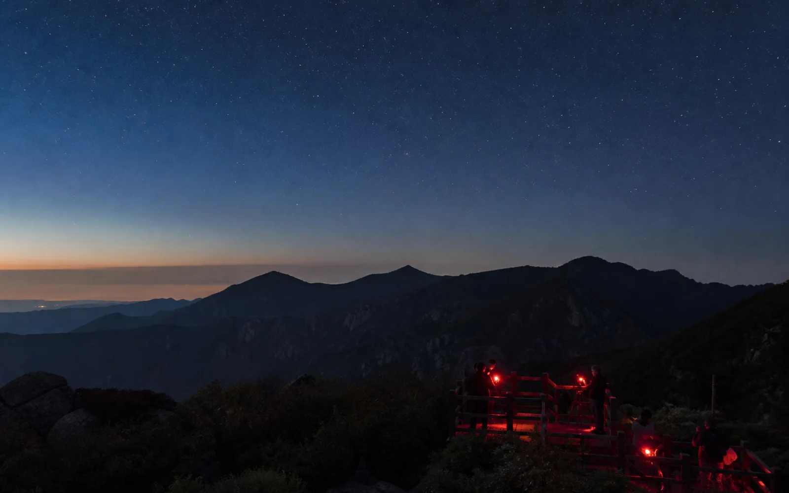산 능선 위 별이 보이는 감악산의 조용한 야간 풍경