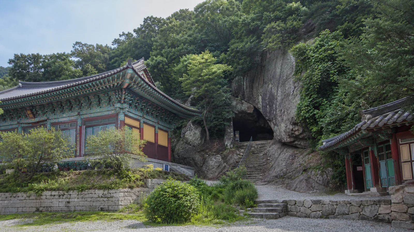 석굴과 전각이 산자락에 놓인 강화도 보문사 경내