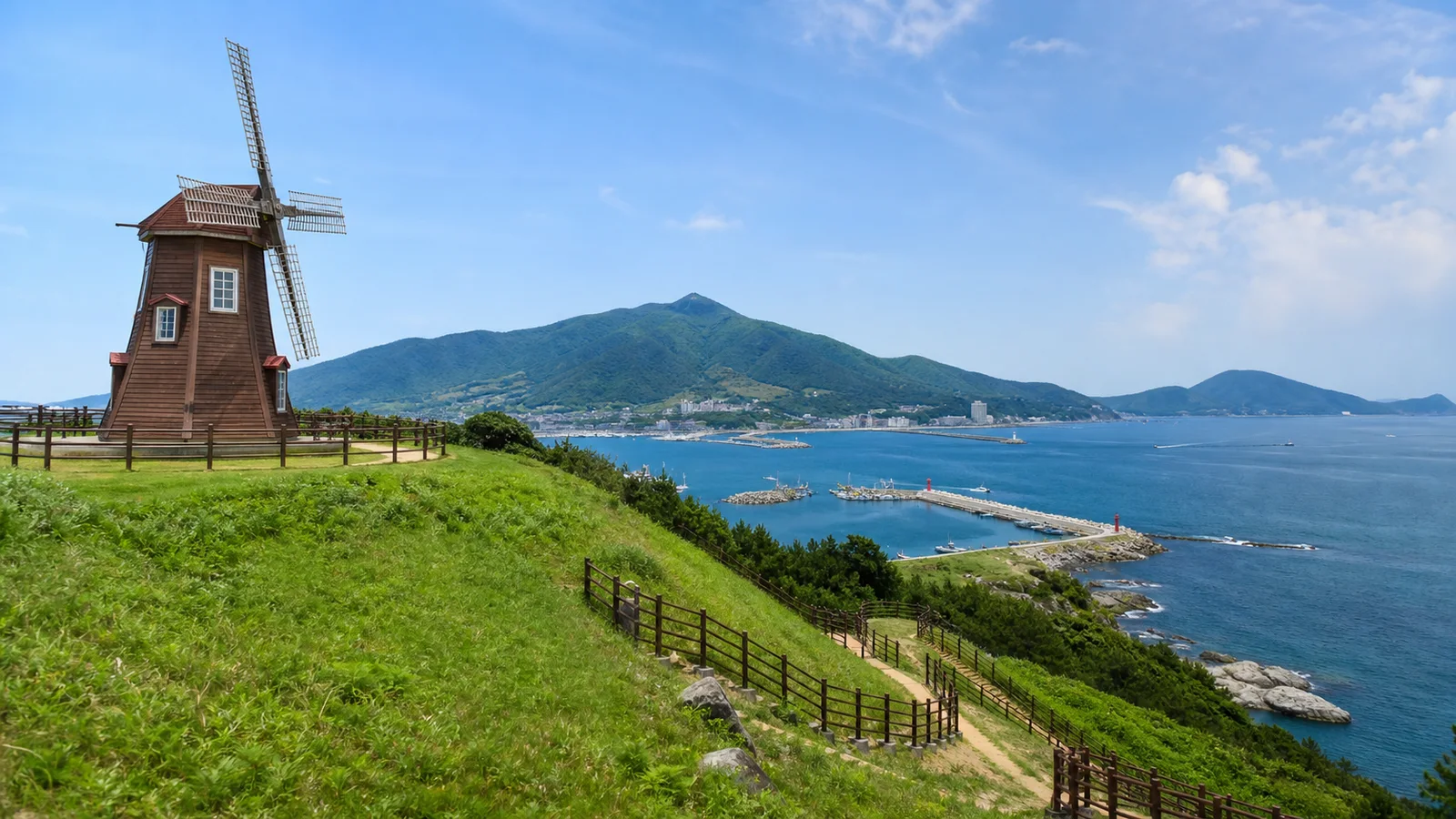 나무 풍차와 푸른 바다가 보이는 거제 바람의 언덕