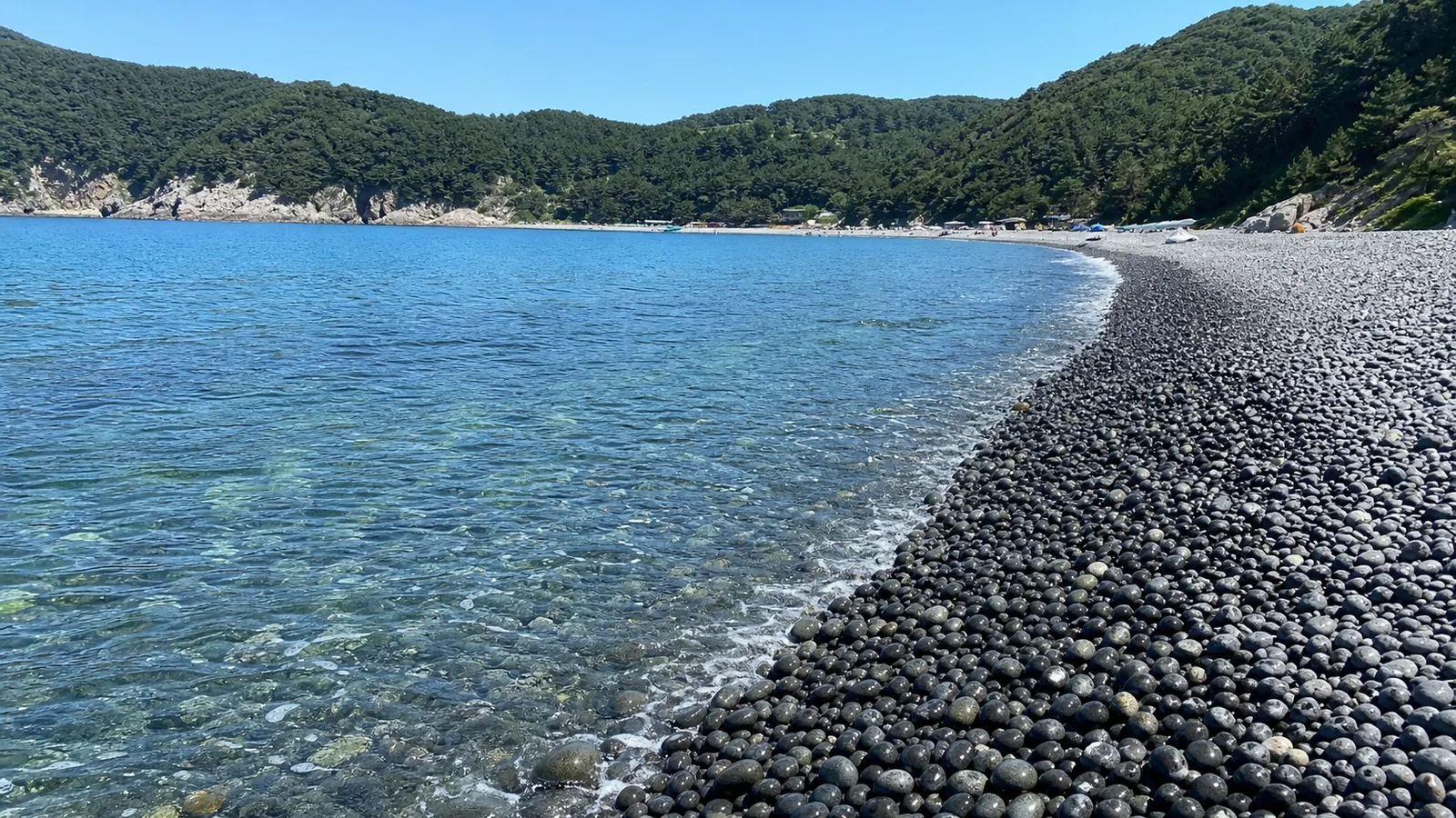검은 몽돌과 맑은 바닷물이 이어지는 학동몽돌해변