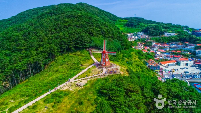 도장포 마을 위로 솟은 거제 바람의 언덕 풍차