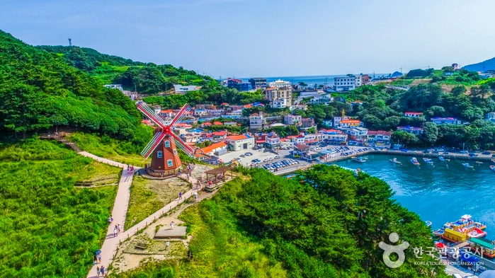 도장포항과 바다를 내려다보는 바람의 언덕 풍차