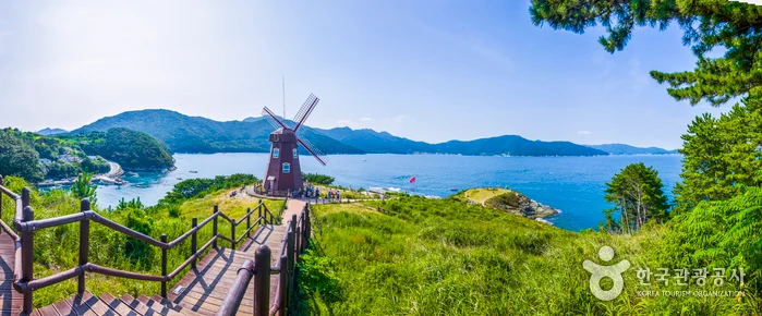 바람의 언덕 산책로와 푸른 거제 바다