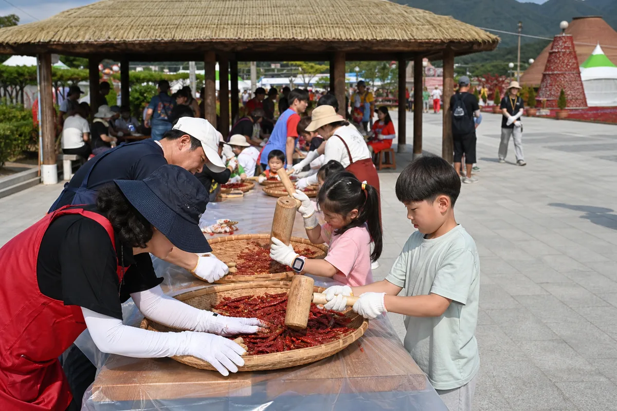 괴산고추축제에서 가족이 고추 관련 체험을 하는 모습