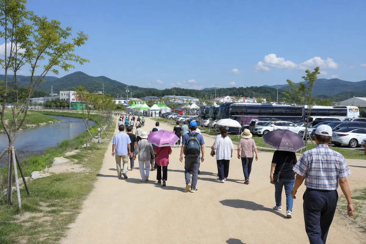 괴산 축제장 주변 보행로와 임시주차장에서 이동하는 방문객