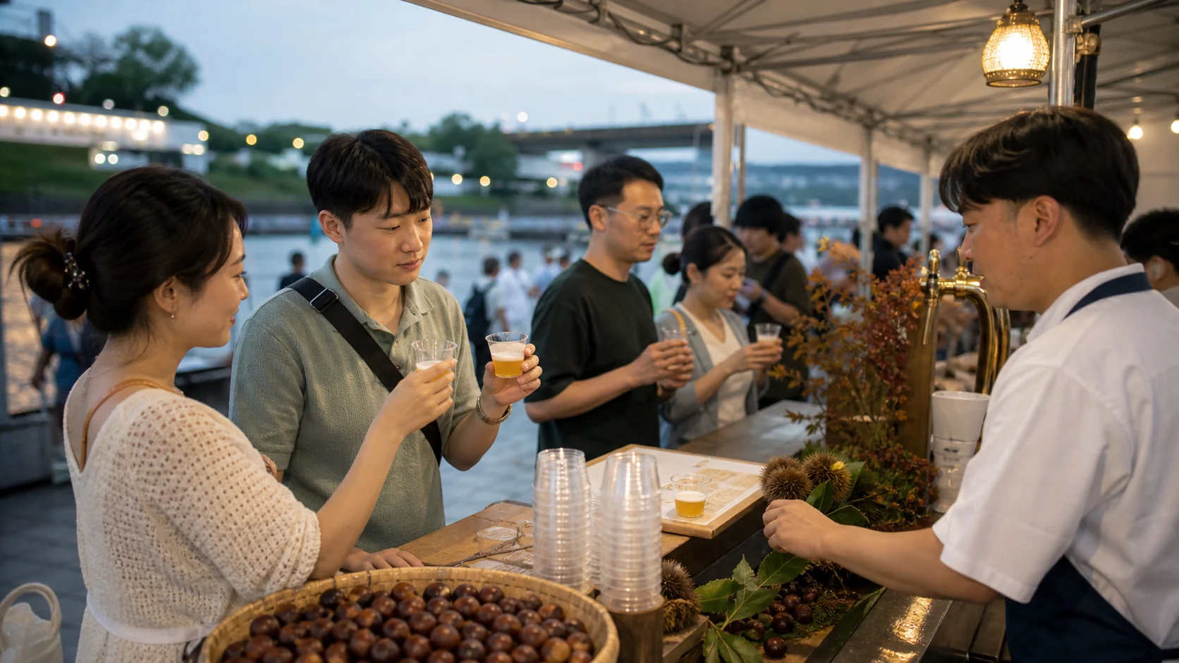 공주 밤 축제의 지역 주류 부스에서 소량의 맥주를 비교하는 성인 방문객