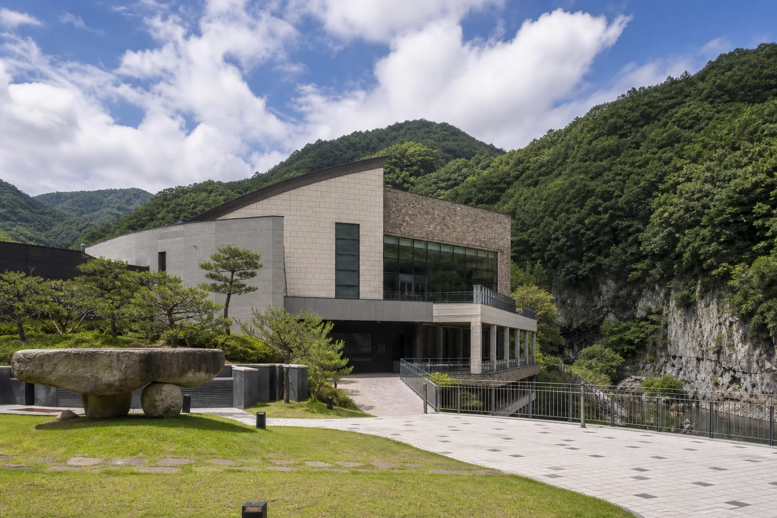 산과 석회암 계곡 가까이에 자리한 자연사박물관 전경