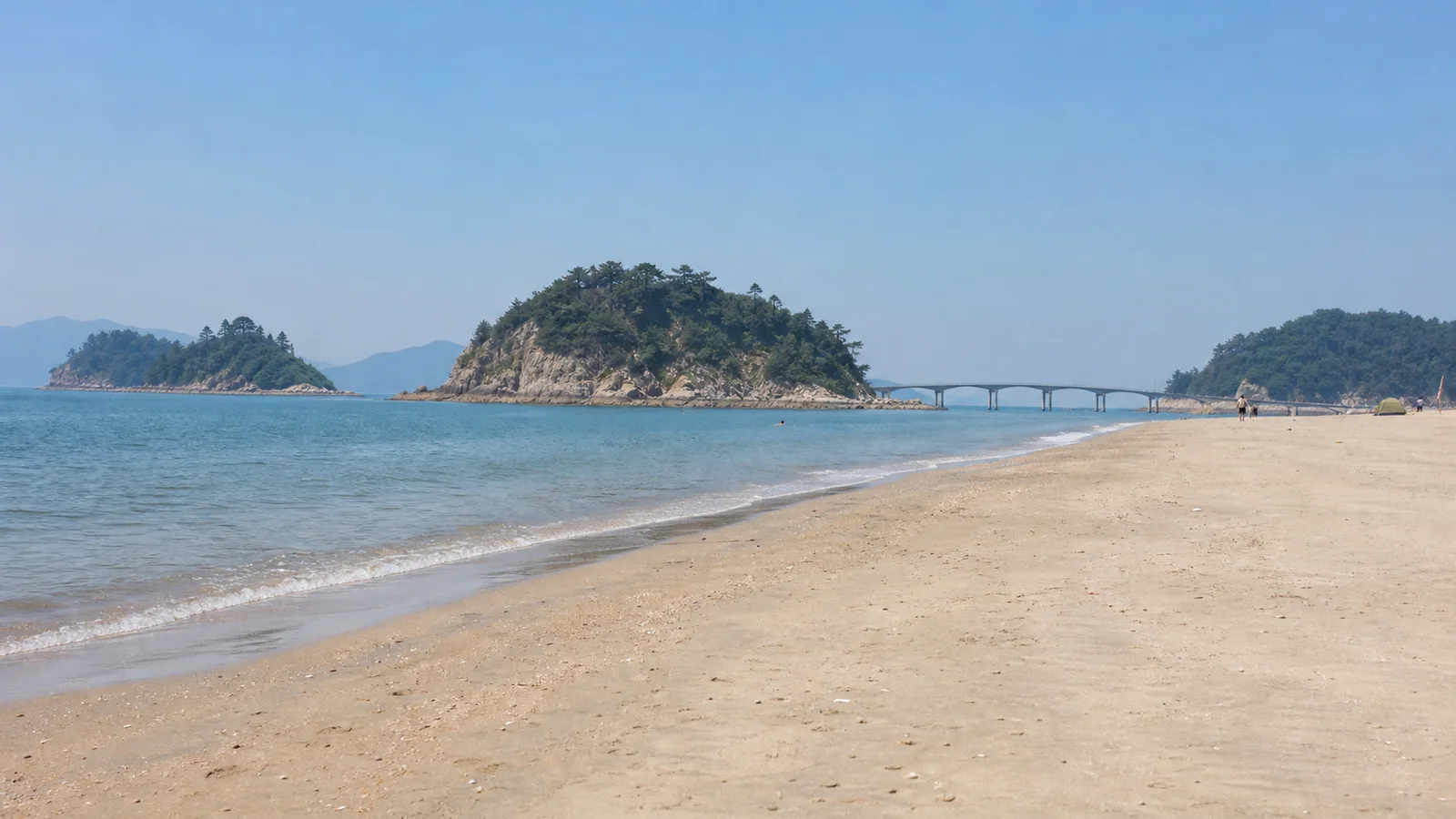고군산군도 섬과 다리가 보이는 군산 선유도 해변