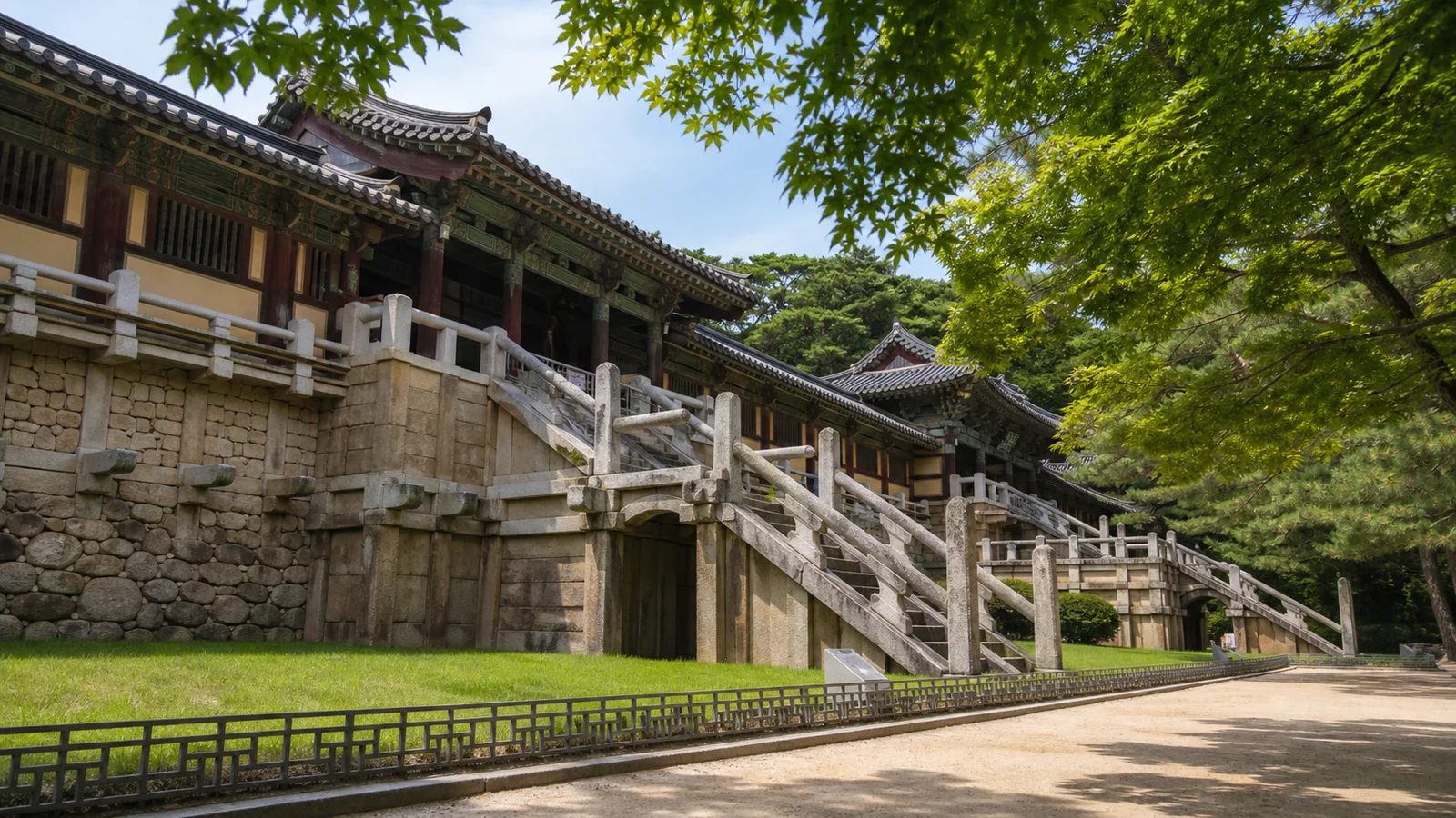 돌계단과 전통 사찰 전각이 보이는 여름의 경주 불국사