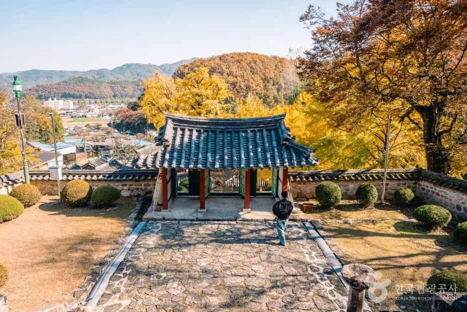 풍화루 너머로 보이는 함안향교 마당과 기와 건물