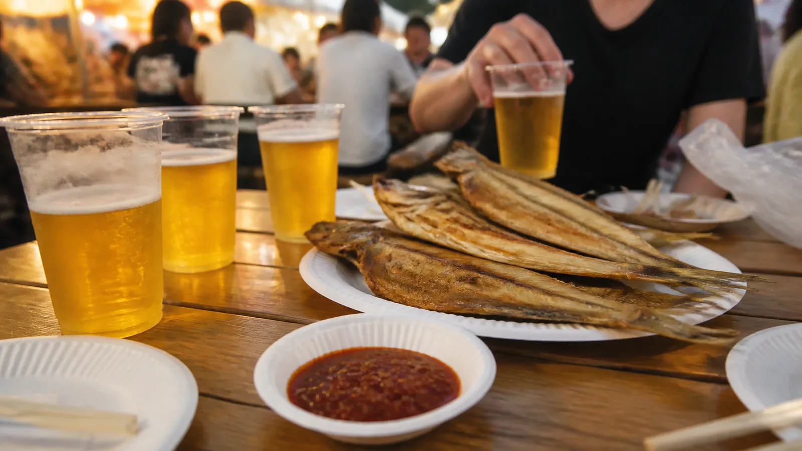 맥주와 황태구이, 양념장이 놓인 전주 가맥축제 테이블