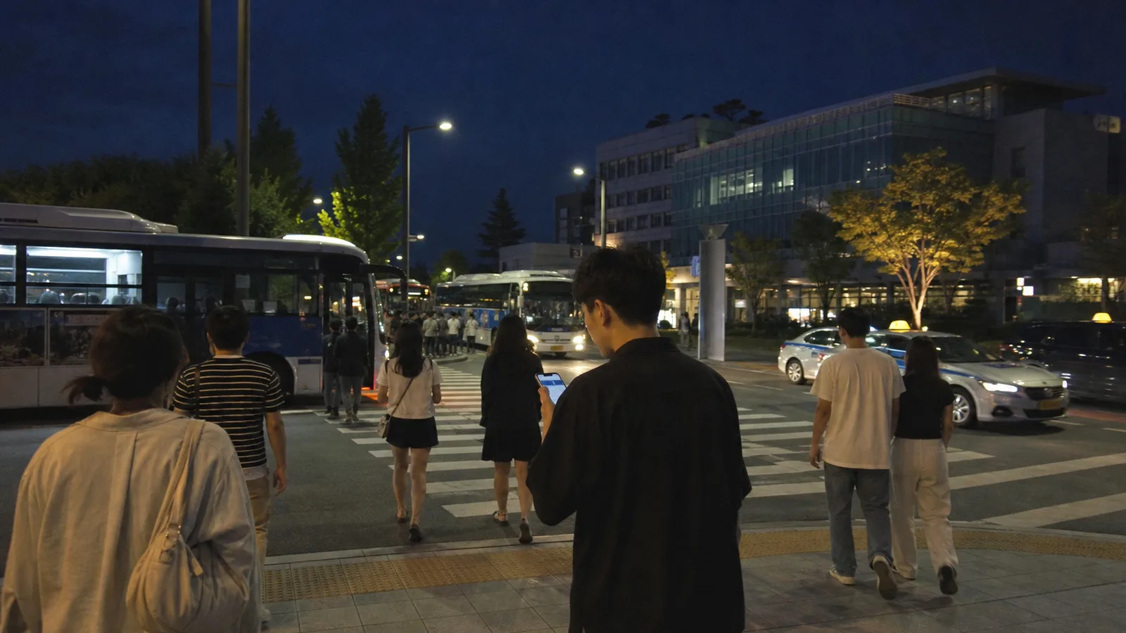 가맥축제를 마친 방문객이 전북대학교 밖 버스와 택시 승차장으로 이동하는 모습