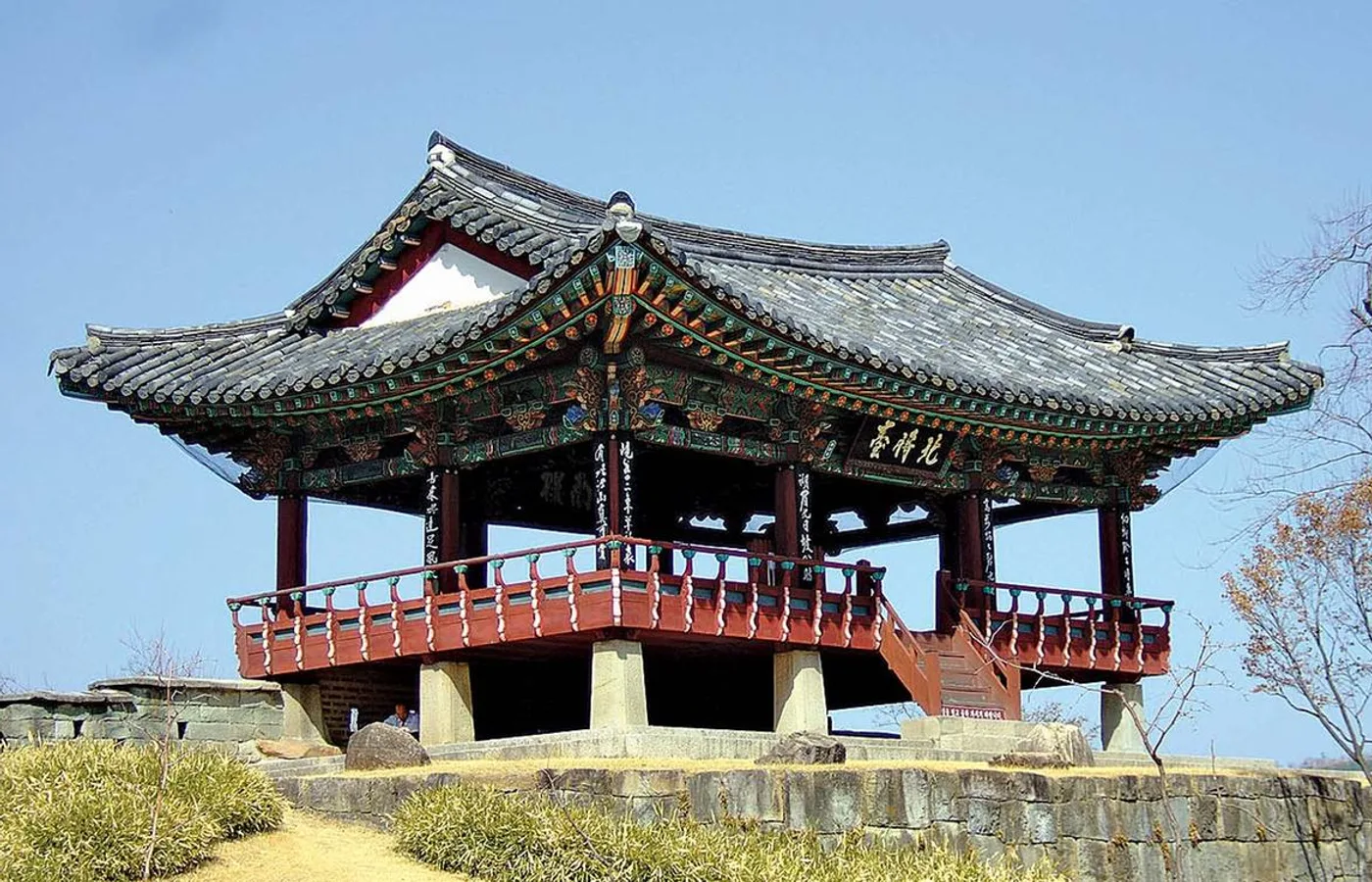 진주성 성곽 위에 자리한 북장대