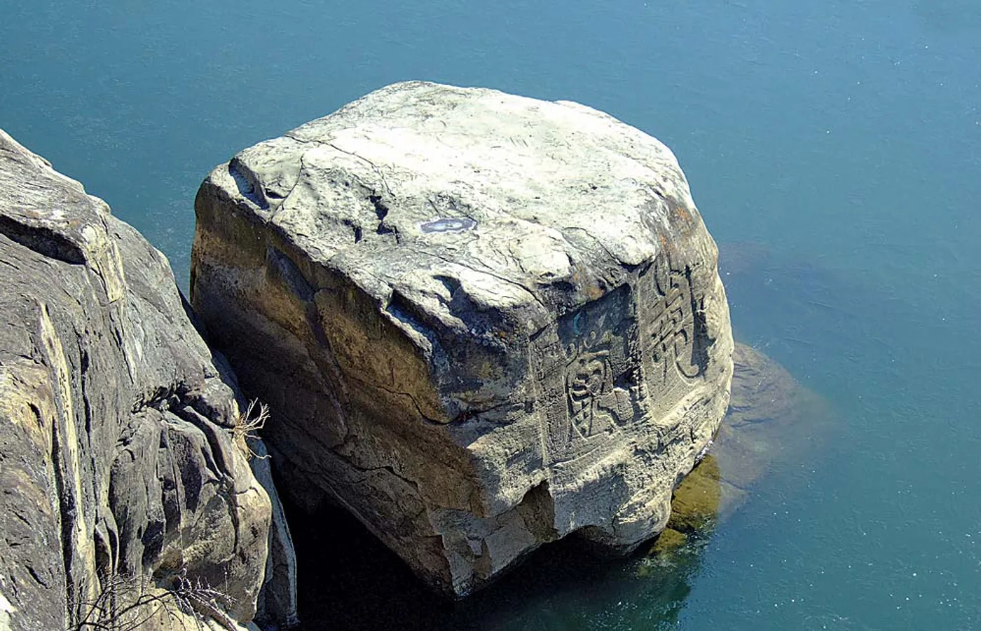 남강 물가에 자리한 의암 바위
