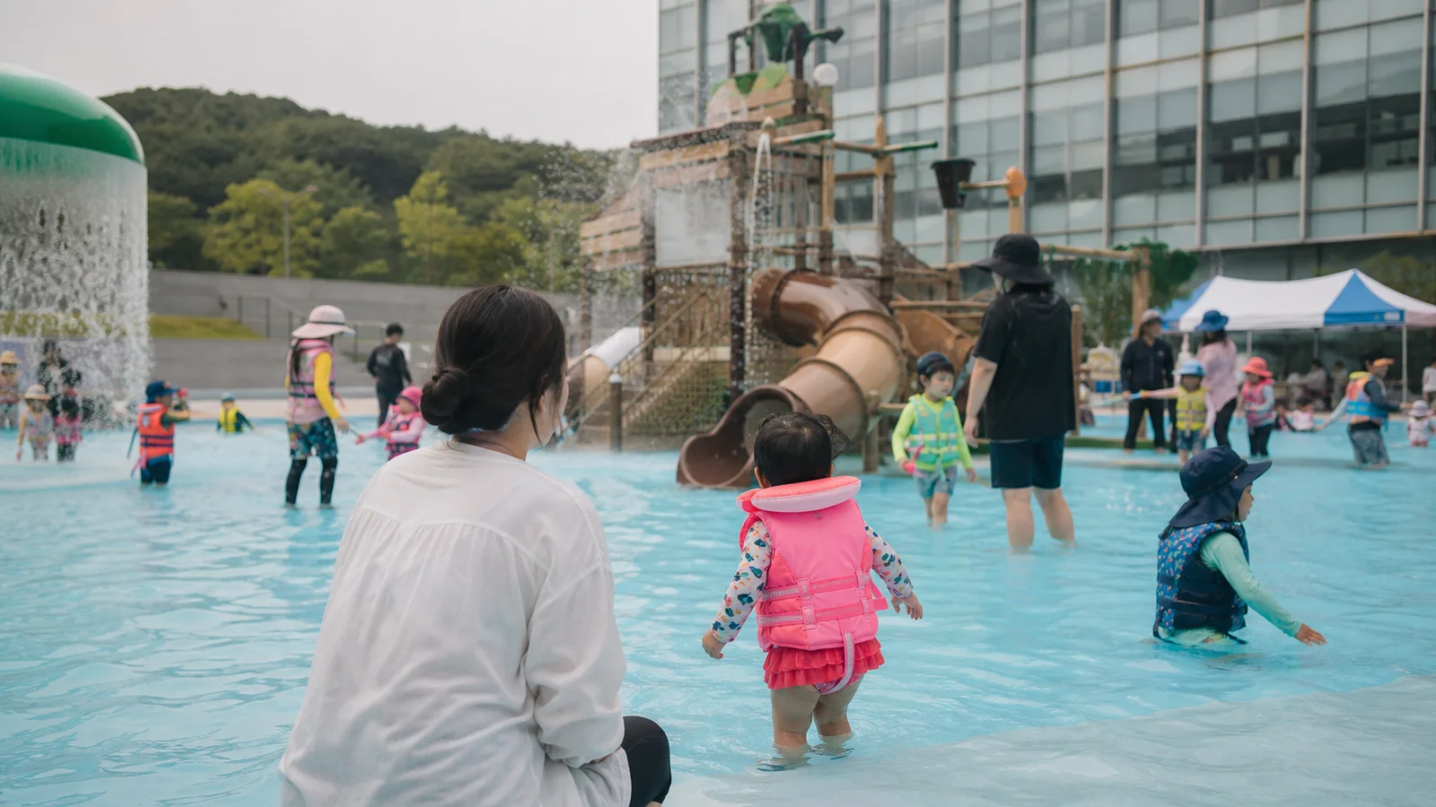 보호자와 어린이가 함께 이용하는 중원워터피아의 얕은 물놀이 구역