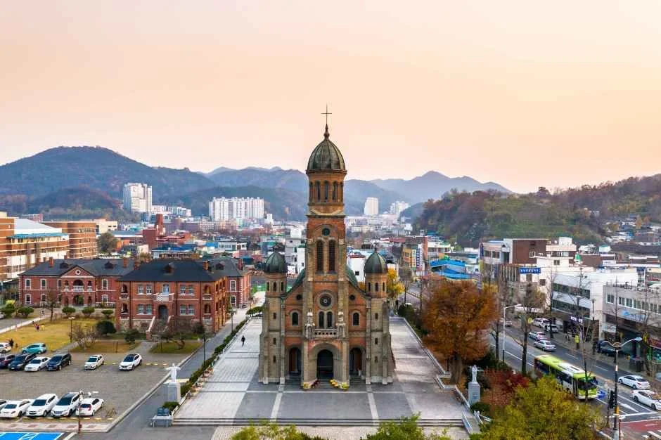 붉은 벽돌 건물과 성당이 보이는 가톨릭 목포 성지
