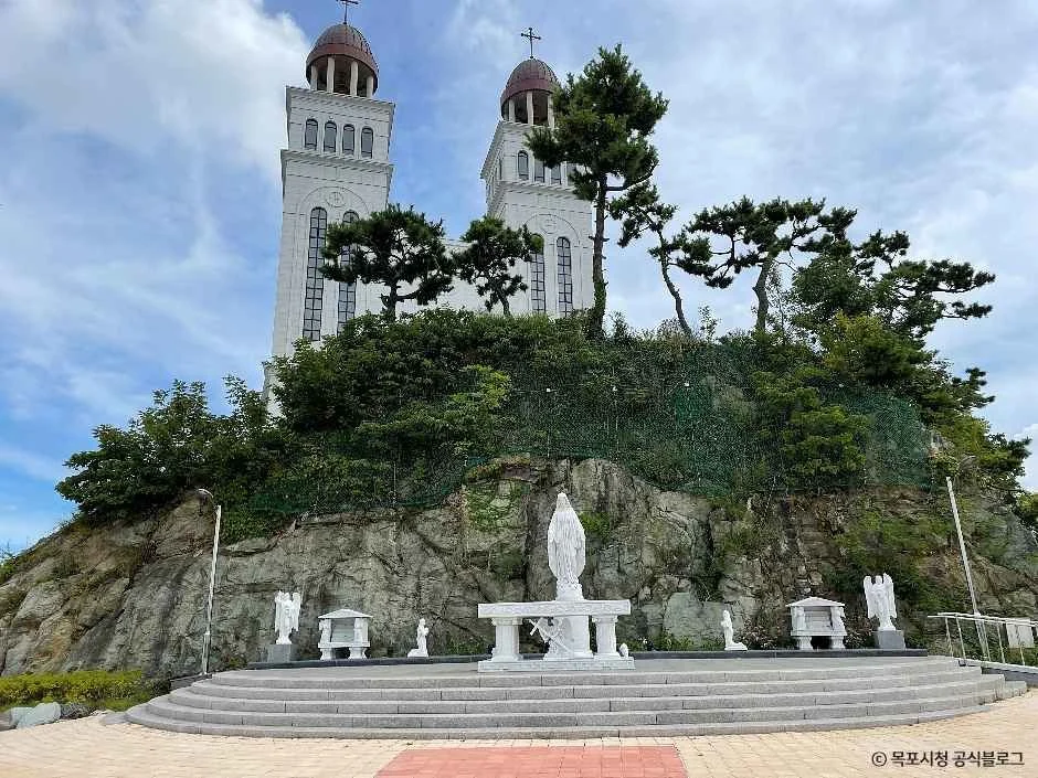 성모 동굴과 흰색 성당이 보이는 목포 성지