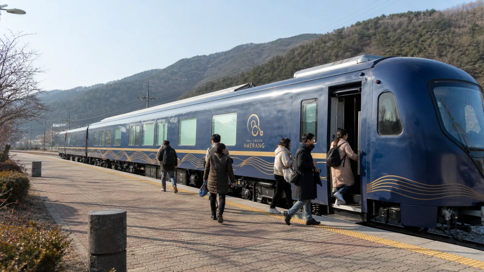 승강장에 정차한 남색 레일크루즈 해랑 열차 외관