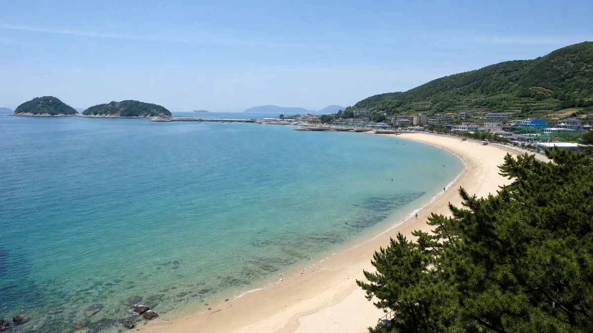 섬이 둘러싼 잔잔한 만과 고운 모래가 이어지는 거제 구조라해수욕장