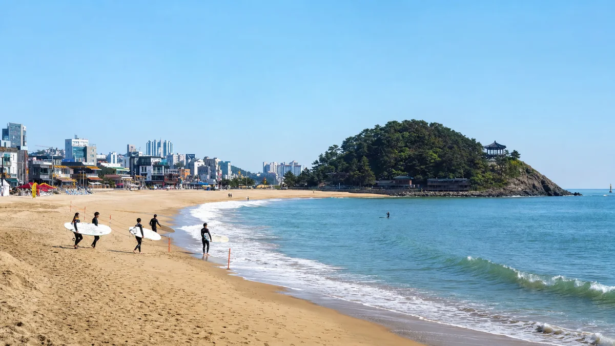죽도 정자와 서핑 보드가 보이는 부산 송정해수욕장