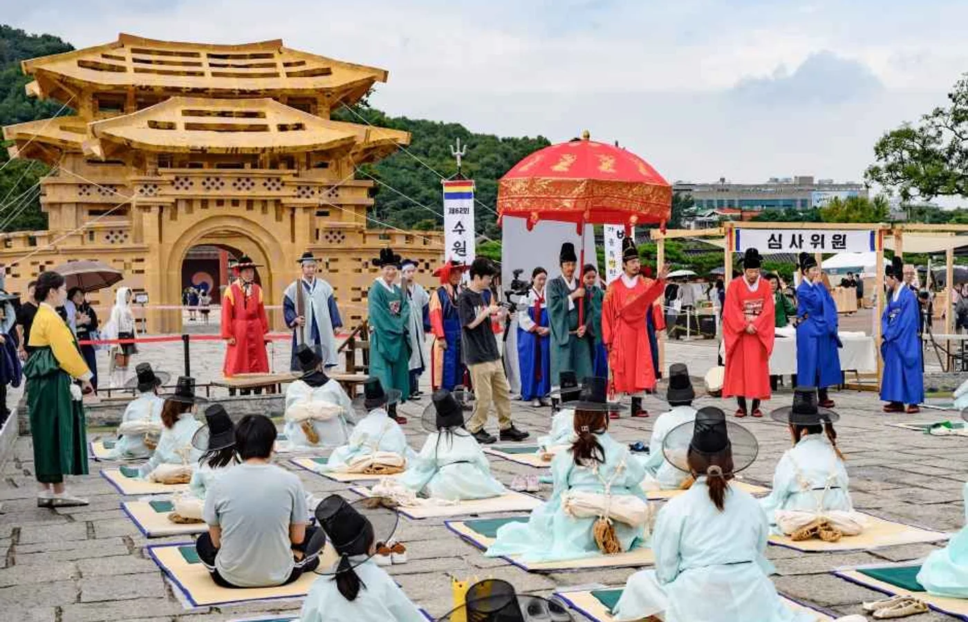 수원화성문화제에서 전통 의상을 입고 행사를 진행하는 모습