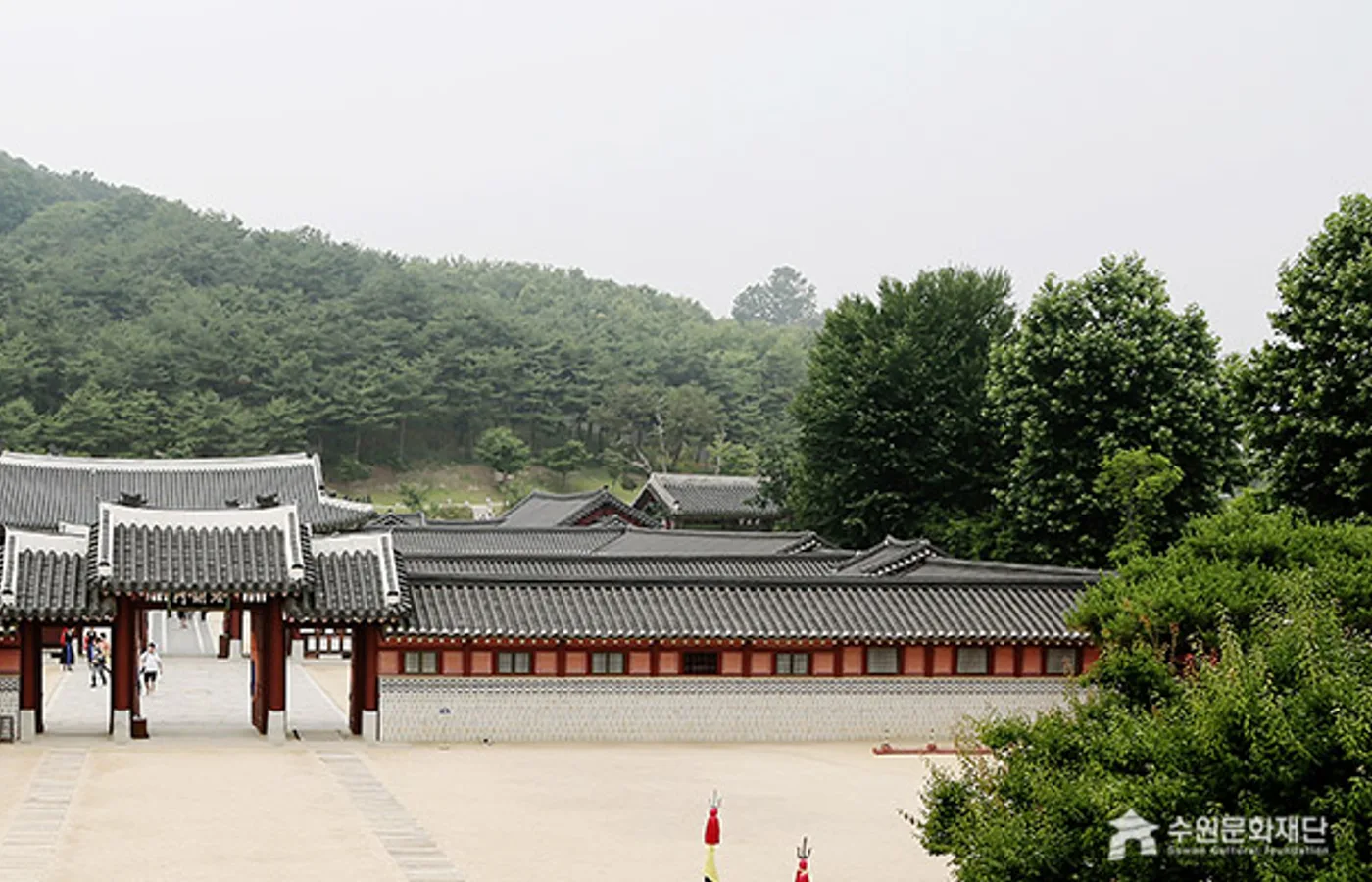 높은 곳에서 내려다본 화성행궁 전각과 여러 마당