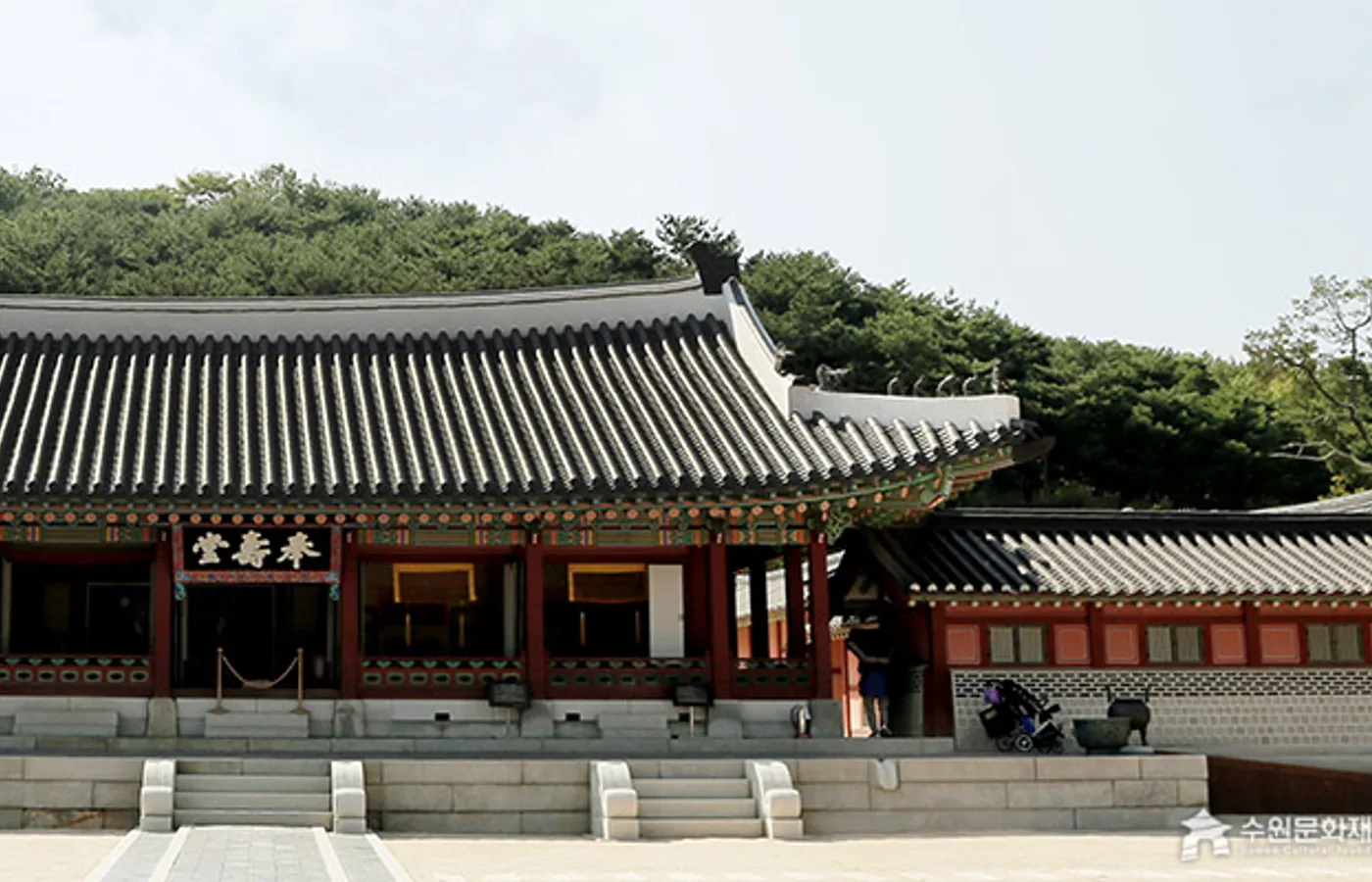 화성행궁의 중심 전각 봉수당과 넓은 앞마당