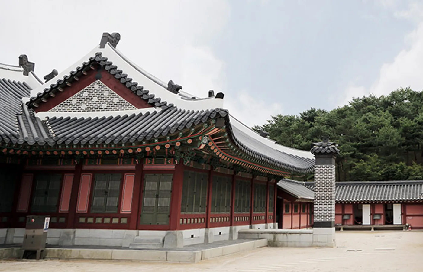 화성행궁 봉수당 뒤편의 전각과 담장