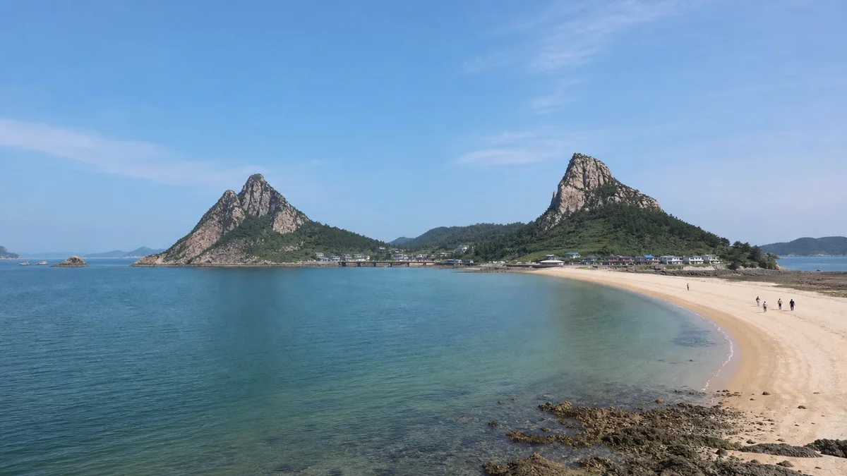 망주봉 사이에 고운 모래가 이어지는 군산 선유도해수욕장
