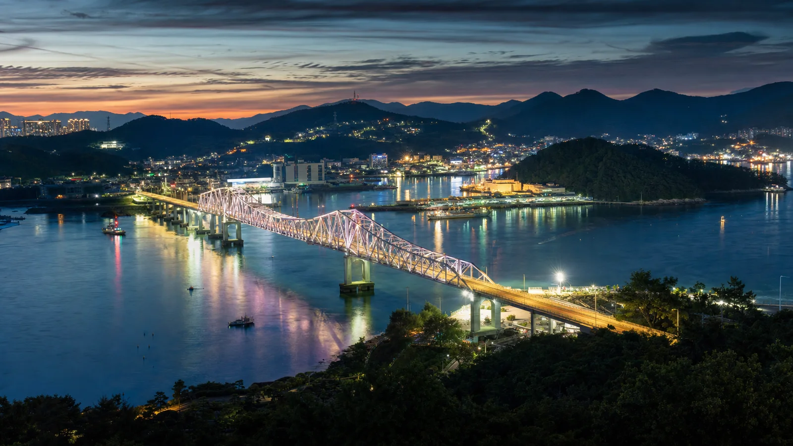 돌산공원에서 내려다본 여수 항구와 불이 켜진 돌산대교 야경