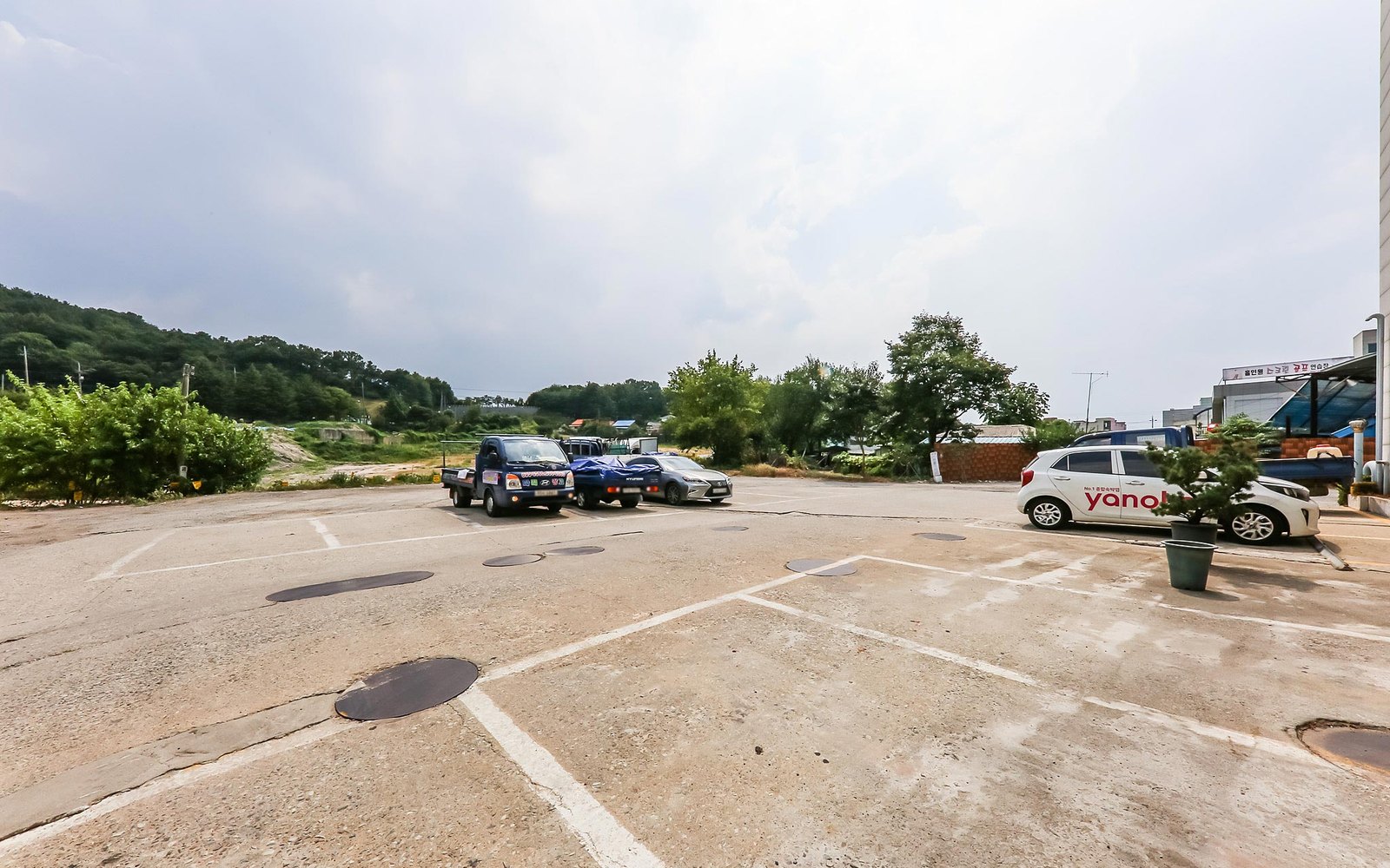 부여 명진 건물 옆 지상 주차장
