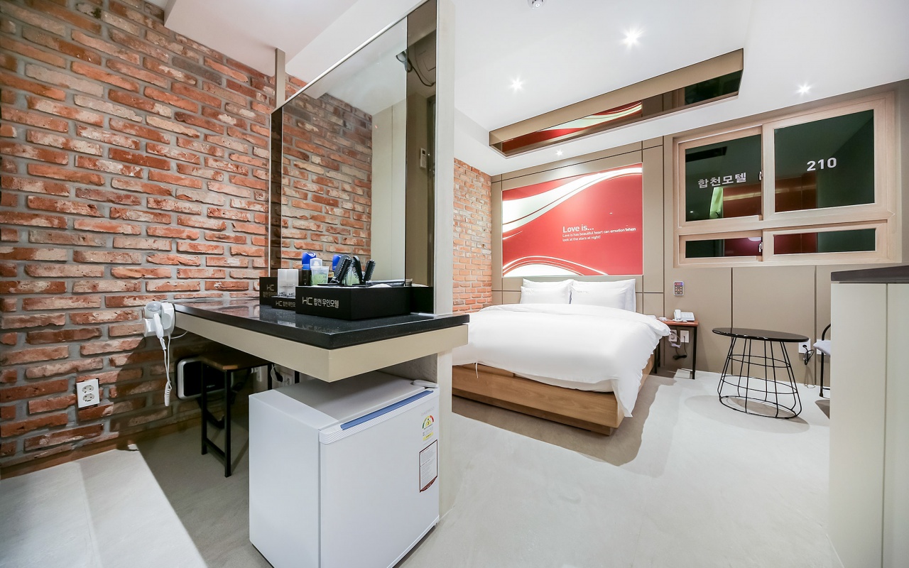 벽돌 벽과 붉은 포인트 벽이 있는 합천 H.C. HOTEL 더블 객실