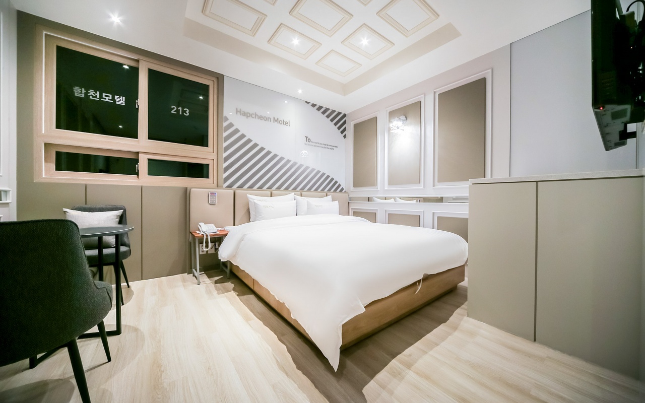 밝은 벽면과 더블 침대가 있는 합천 H.C. HOTEL 화이트 계열 객실